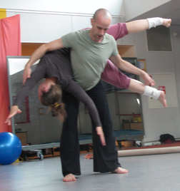 FOTO - Een onderdanser draagt een bovendanser op zijn rug.